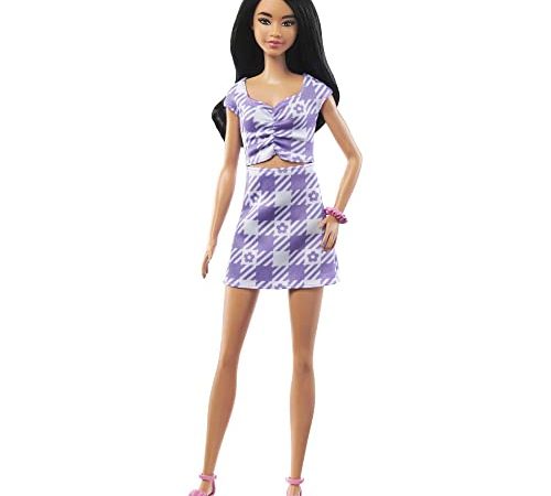 Barbie Fashionistas - Barbie Fashionista Lilla Tall, bambola n. 199, dai capelli neri mossi e silhouette alta, abito vichy con intagli, abiti e accessori, Giocattolo per Bambini 3+ Anni, HJR98
