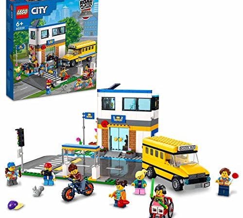 LEGO 60329 City Giorno di Scuola, Set Serie Adventures con Autobus Giocattolo, 2 Aule e Strada, per Bambini di 6+ Anni